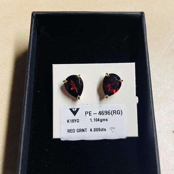 K18YG JAPAN GOLD RED GARNET TEARDROP STUD EARRING
